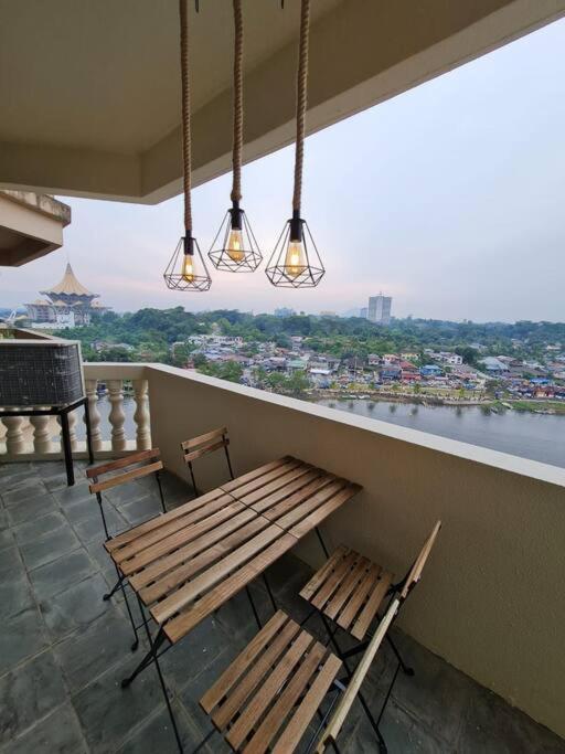 Lovely Waterfront Riverbank Suite With Pool A2 Kuching Dış mekan fotoğraf