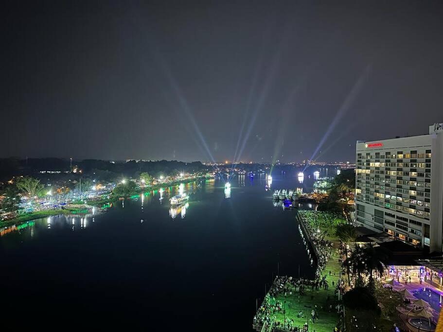Lovely Waterfront Riverbank Suite With Pool A2 Kuching Dış mekan fotoğraf