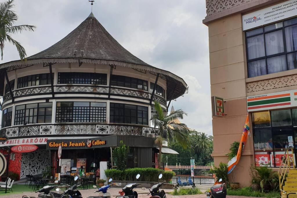 Lovely Waterfront Riverbank Suite With Pool A2 Kuching Dış mekan fotoğraf