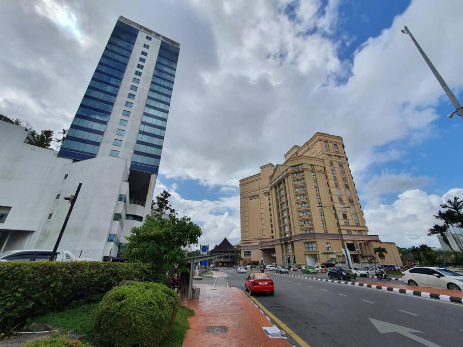 Lovely Waterfront Riverbank Suite With Pool A2 Kuching Dış mekan fotoğraf