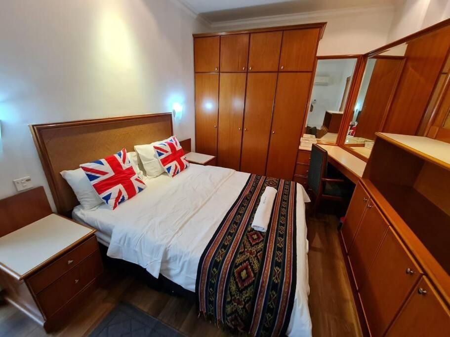 Lovely Waterfront Riverbank Suite With Pool A2 Kuching Dış mekan fotoğraf