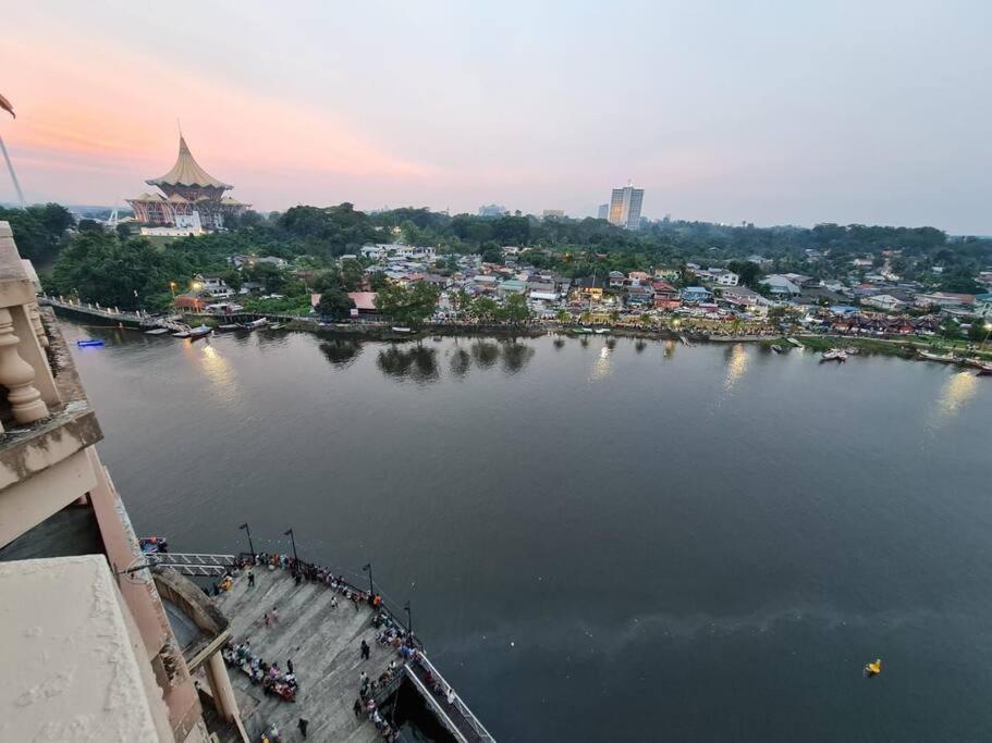 Lovely Waterfront Riverbank Suite With Pool A2 Kuching Dış mekan fotoğraf