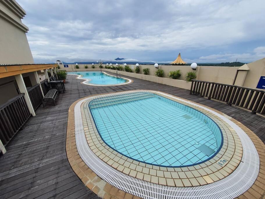 Lovely Waterfront Riverbank Suite With Pool A2 Kuching Dış mekan fotoğraf