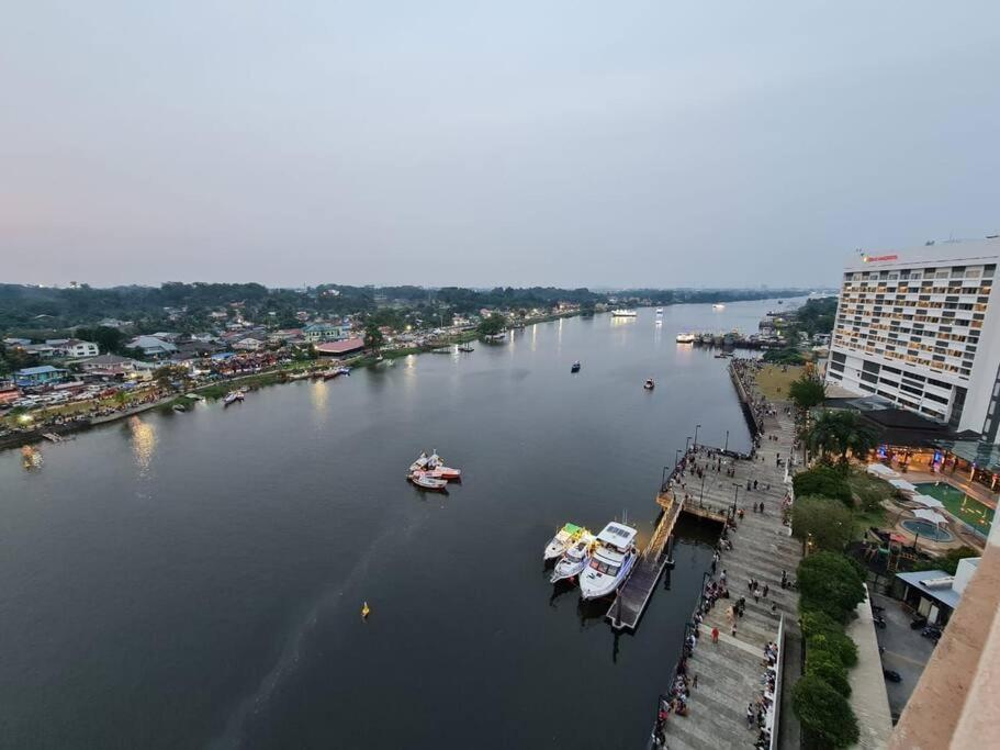 Lovely Waterfront Riverbank Suite With Pool A2 Kuching Dış mekan fotoğraf