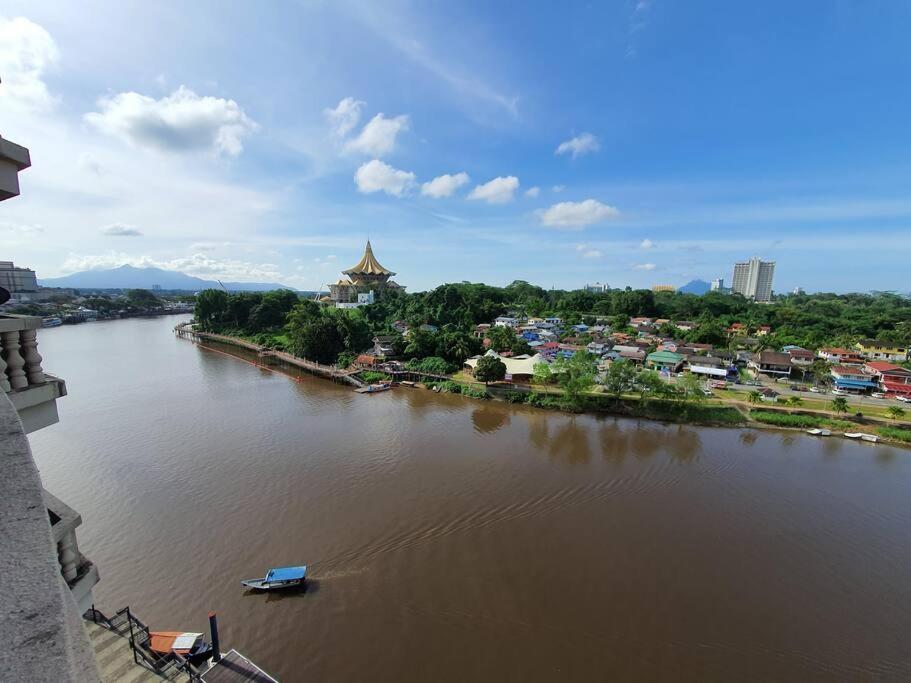 Lovely Waterfront Riverbank Suite With Pool A2 Kuching Dış mekan fotoğraf